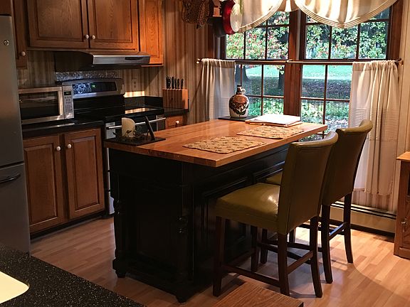 Unique island with pull-outs