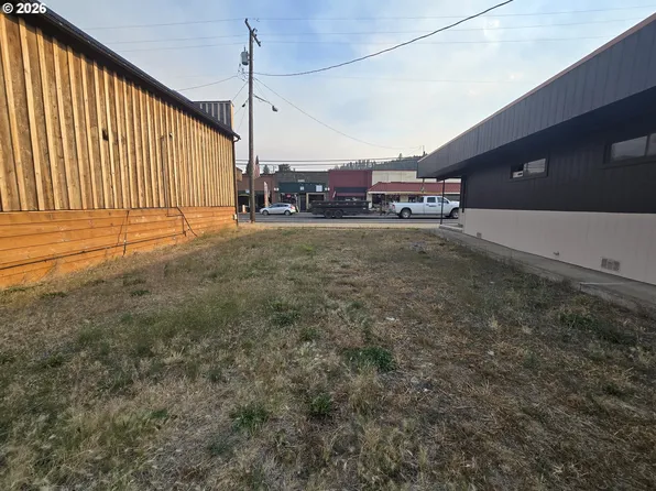 E 1st St, Wallowa, OR 97885