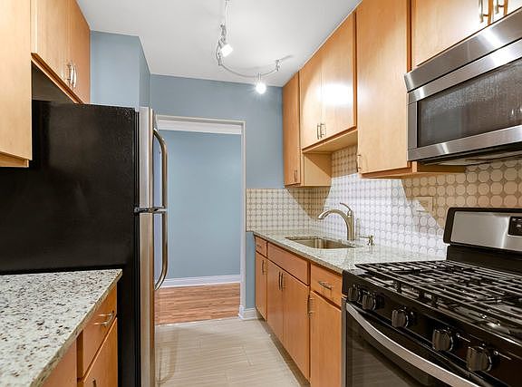 5th image of 2218 Country Club Dr APT 1A
