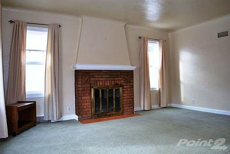 1615 Custer Living