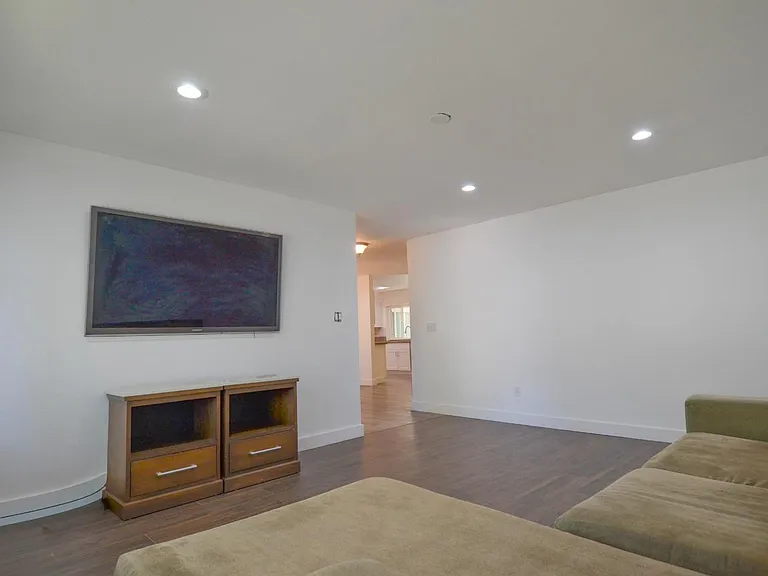 1321 Astoria Dr — Photo 16