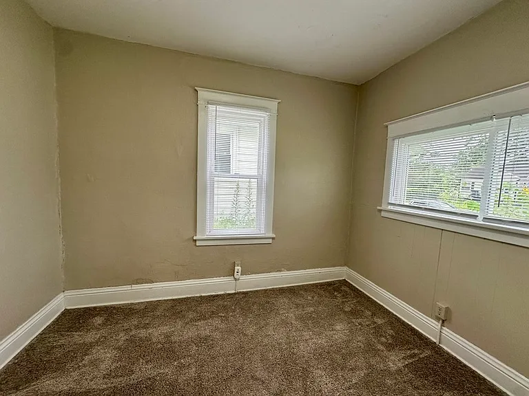 922 Center Point Rd NE — Photo 4