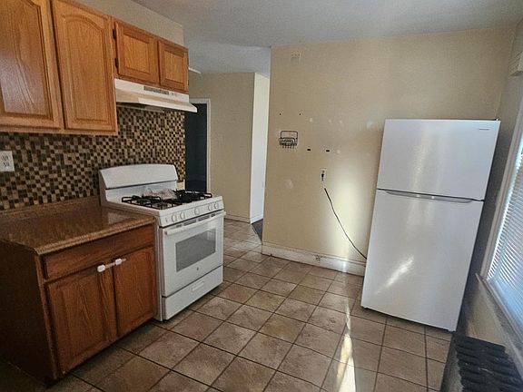 2nd image of 26 Vine St #2
