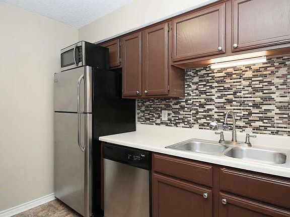 5th image of 1527 Lincoln Way APT 204
