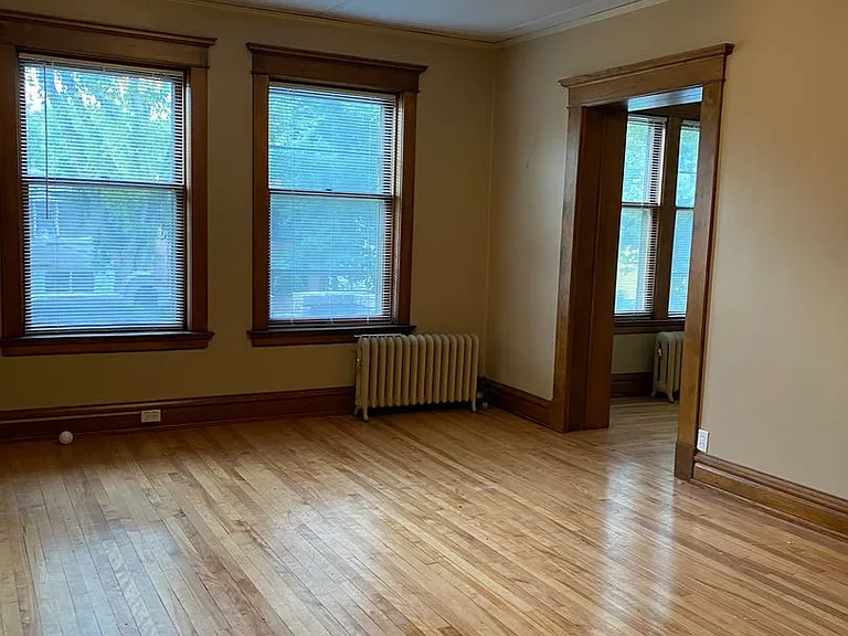 402 S 6th St — Photo 2