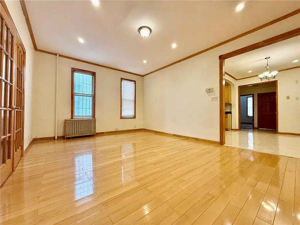 3 bed, 1.0 bath, 1400 sqft, $3,500 — Photo 2