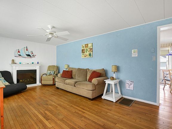 4th image of 4175 Division St