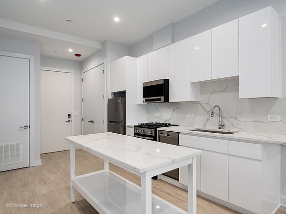 3rd image of 188 N Wells St #1