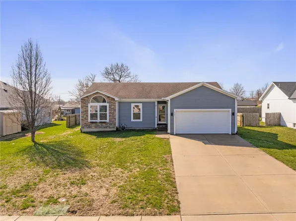 513 W Meriwood Ln, Edgerton, KS 66021