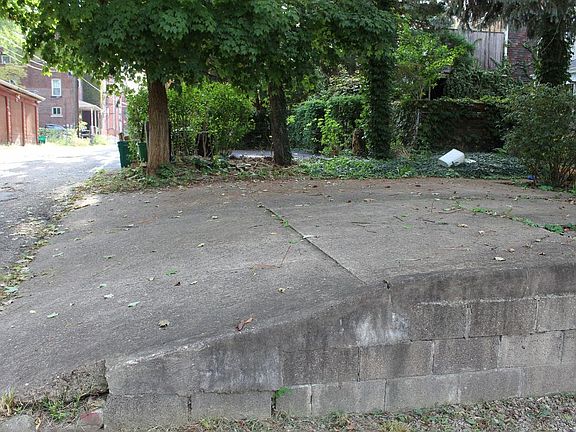 3rd image of 421 Kelly Ave #2