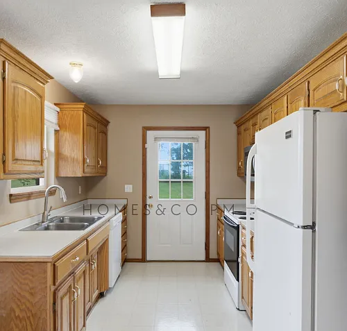 1239 W Bluegrass Rd — Photo 6