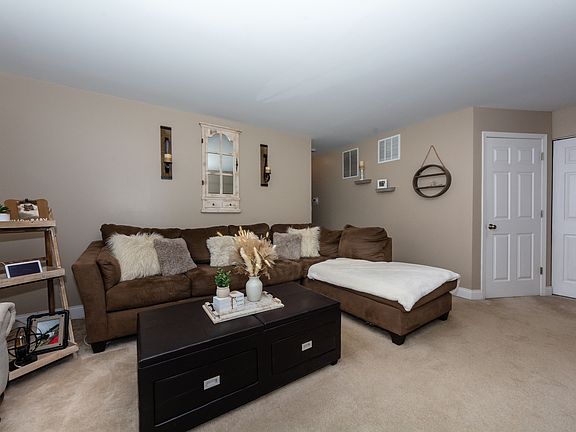 4th image of 322 Newport Ln APT D1