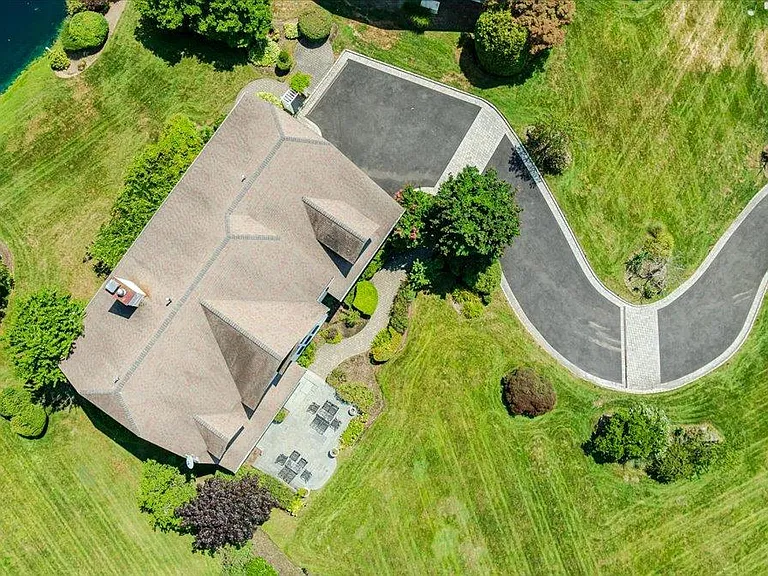 53 Pembroke Dr — Photo 40