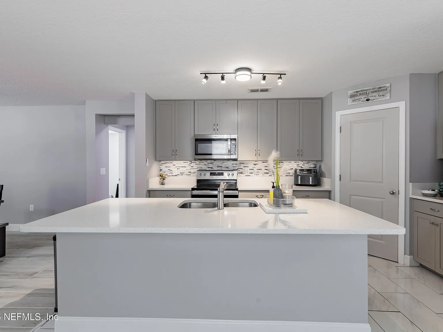 3 bed, 2.0 bath, 1849 sqft, $2,050 — Photo 1