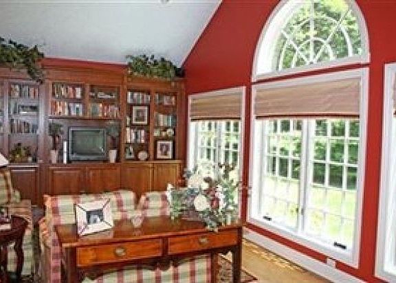 5th image of 525 Manor Brook Dr