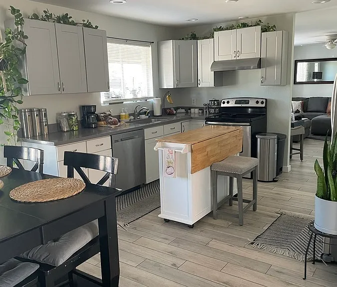 323 E Auburn Dr — Photo 6