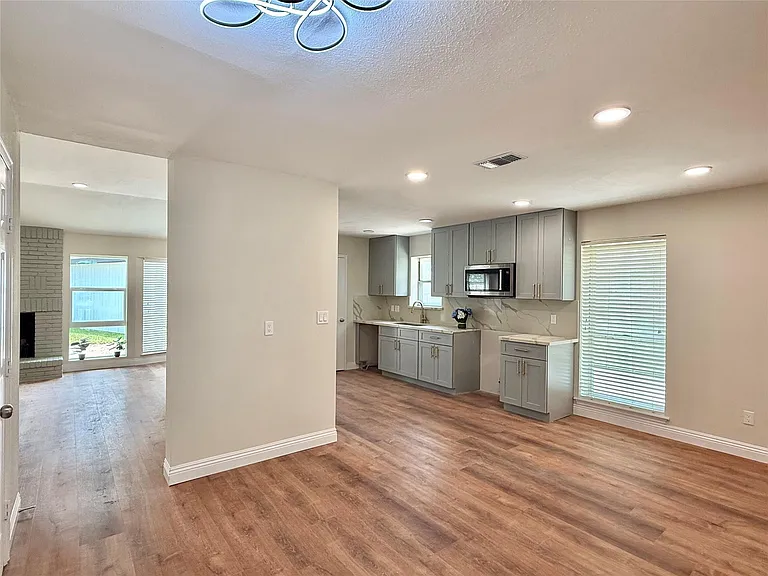 8911 Hendon Ln — Photo 2
