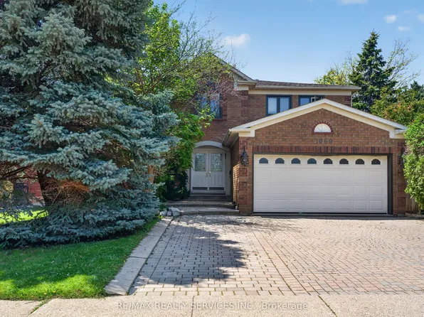 2069 Schoolmaster Cir, Oakville, ON L6M 3A1