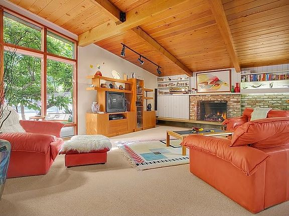Living Room with fireplace