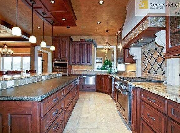 Custom Kitchen, Top of the Line!!
