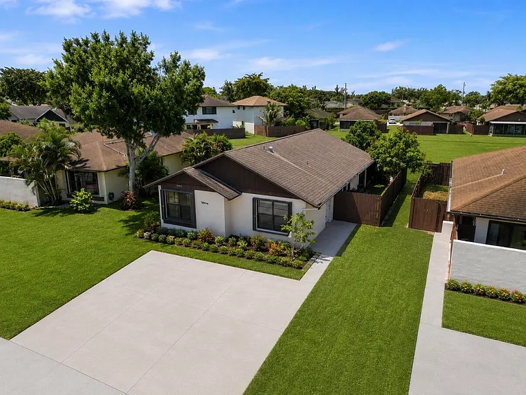 5330 Mendoza St — Photo 2