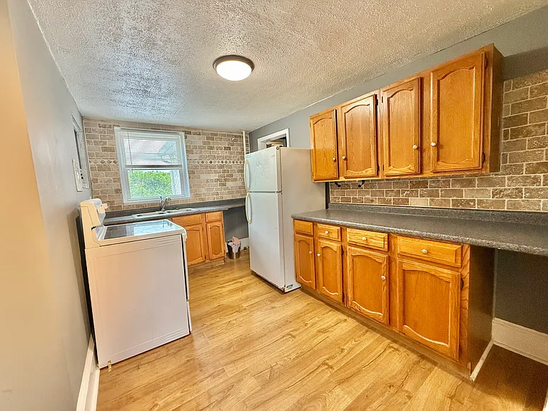 122 2nd St #2 — Photo 7