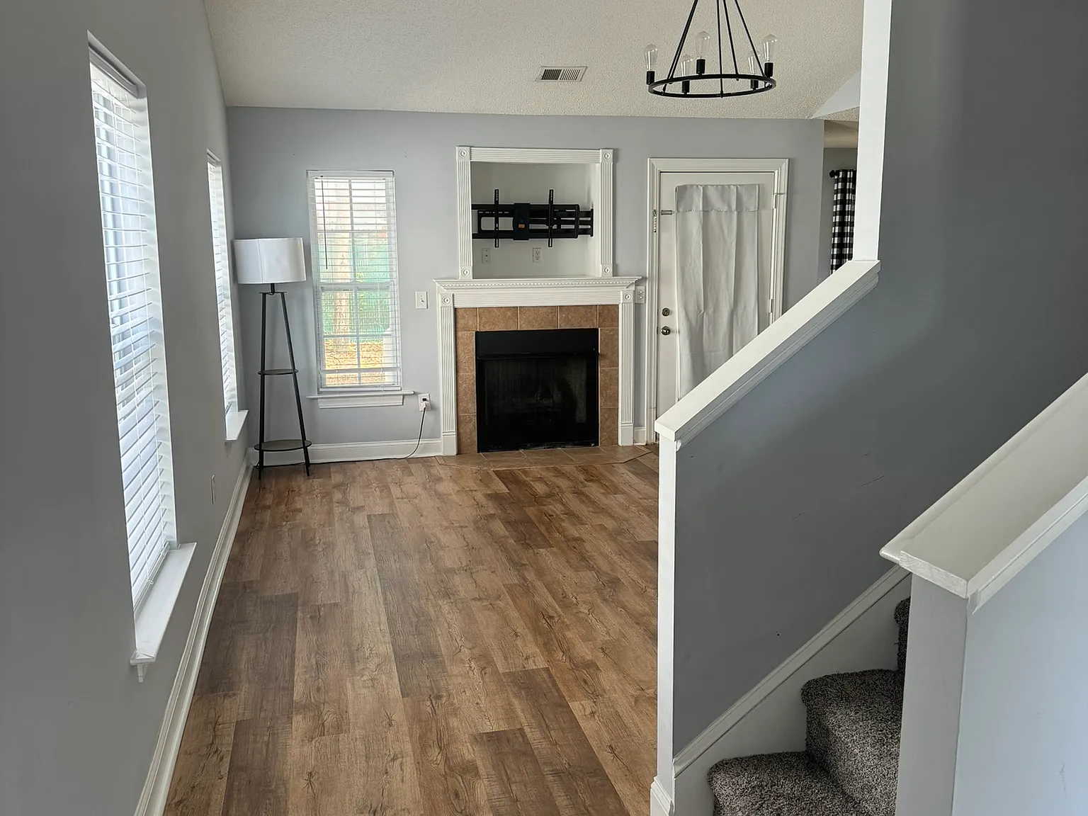 3 bed, 2.5 bath, 2200 sqft, $2,400 — Photo 3