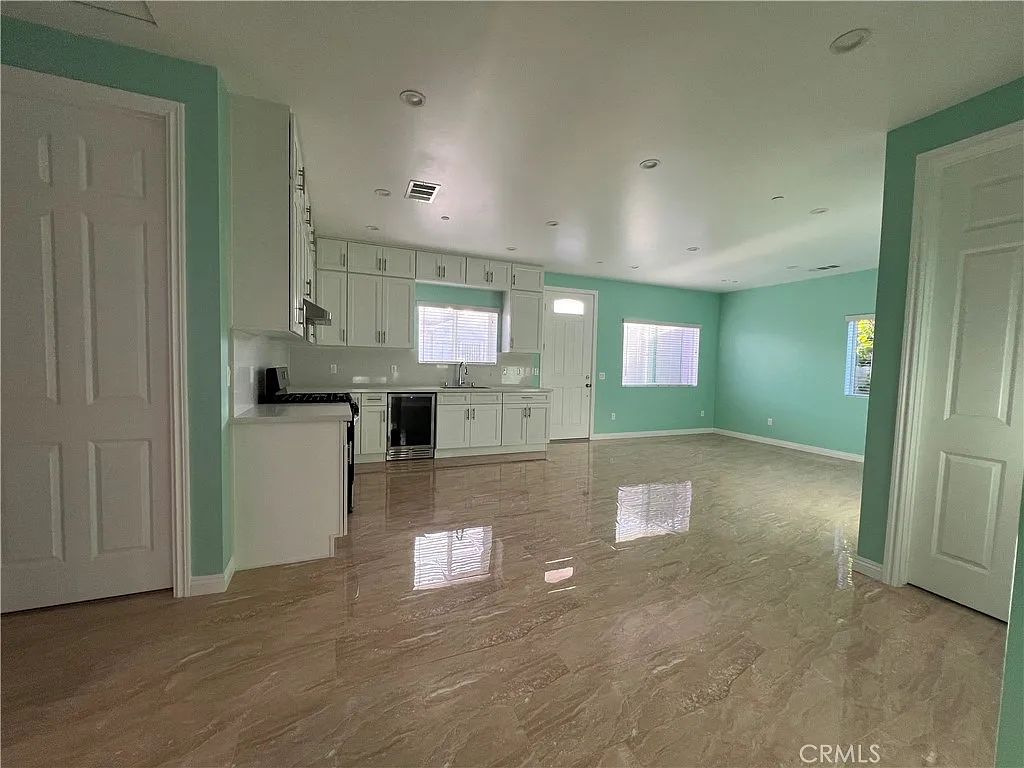 3 bed, 1100 sqft, $3,000 — Photo 2