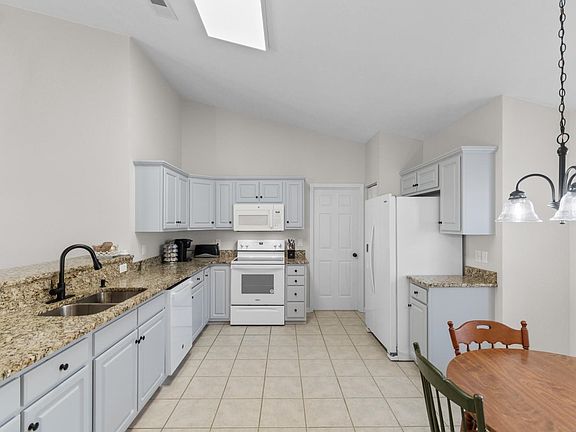4th image of 2423 Glen Dr.