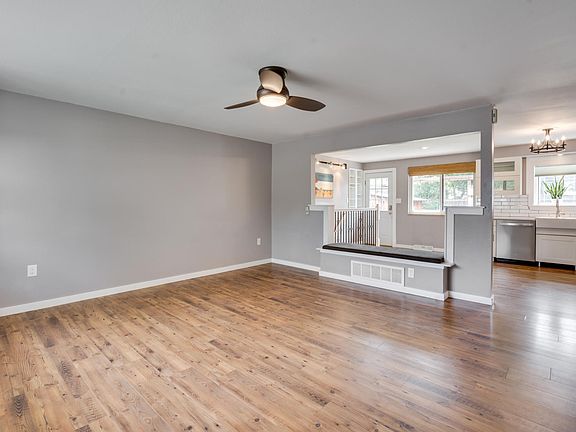 oversized front great room 15.5' x 15'