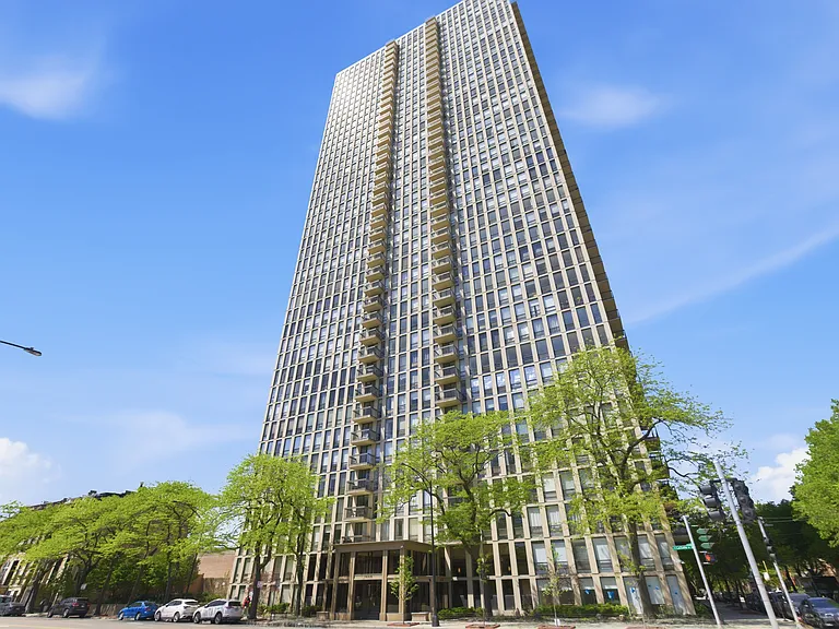 1660 N La Salle Dr #902 — Photo 1