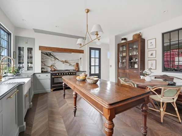 151 Lincoln St, Holyoke, MA 01040