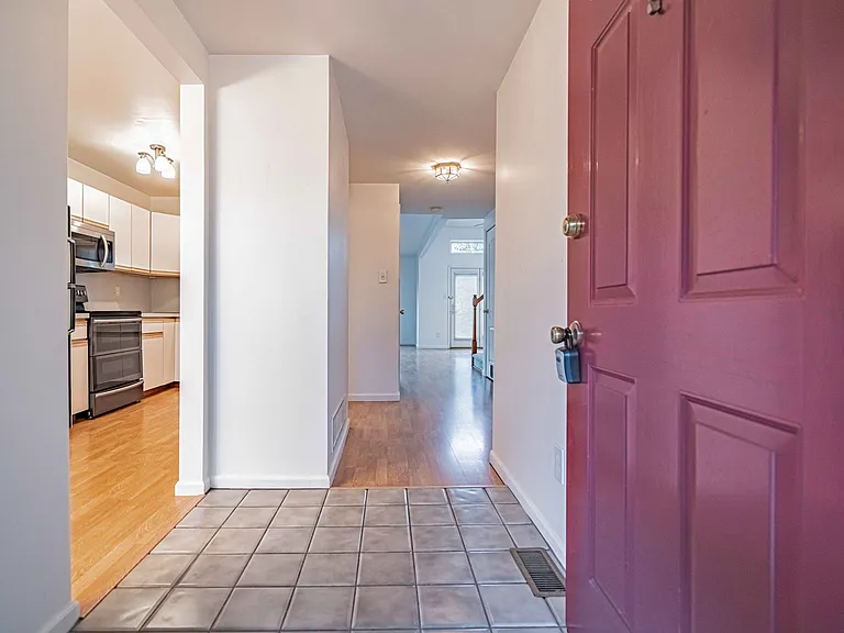 323 Surrey Pl — Photo 9