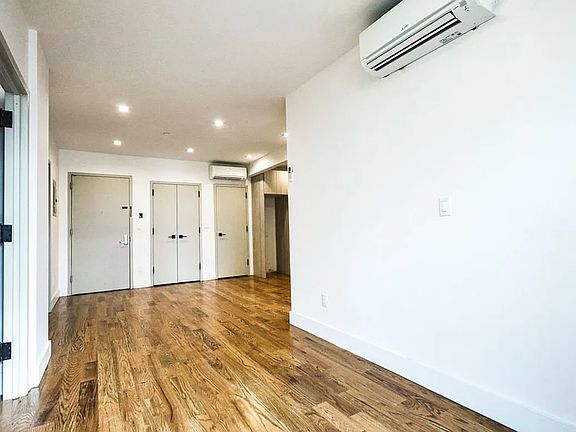 5th image of 1068 Putnam Ave #2B