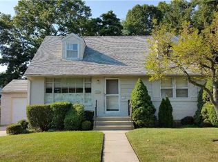 134 Nassau Dr, Albertson, NY 11507