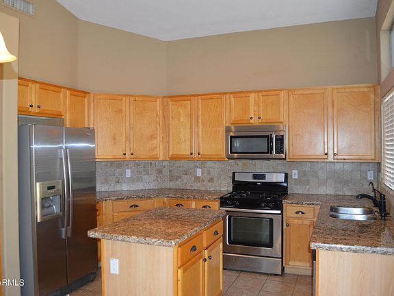 3rd image of 2880 S CAMELLIA Drive