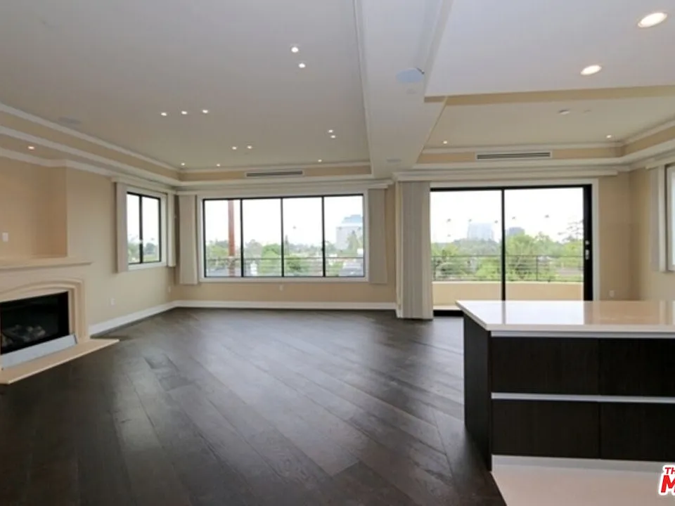 12234 Montana Ave #402