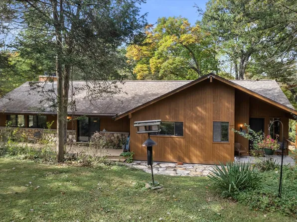35068 Old Woods ROAD, Oconomowoc, WI 53066