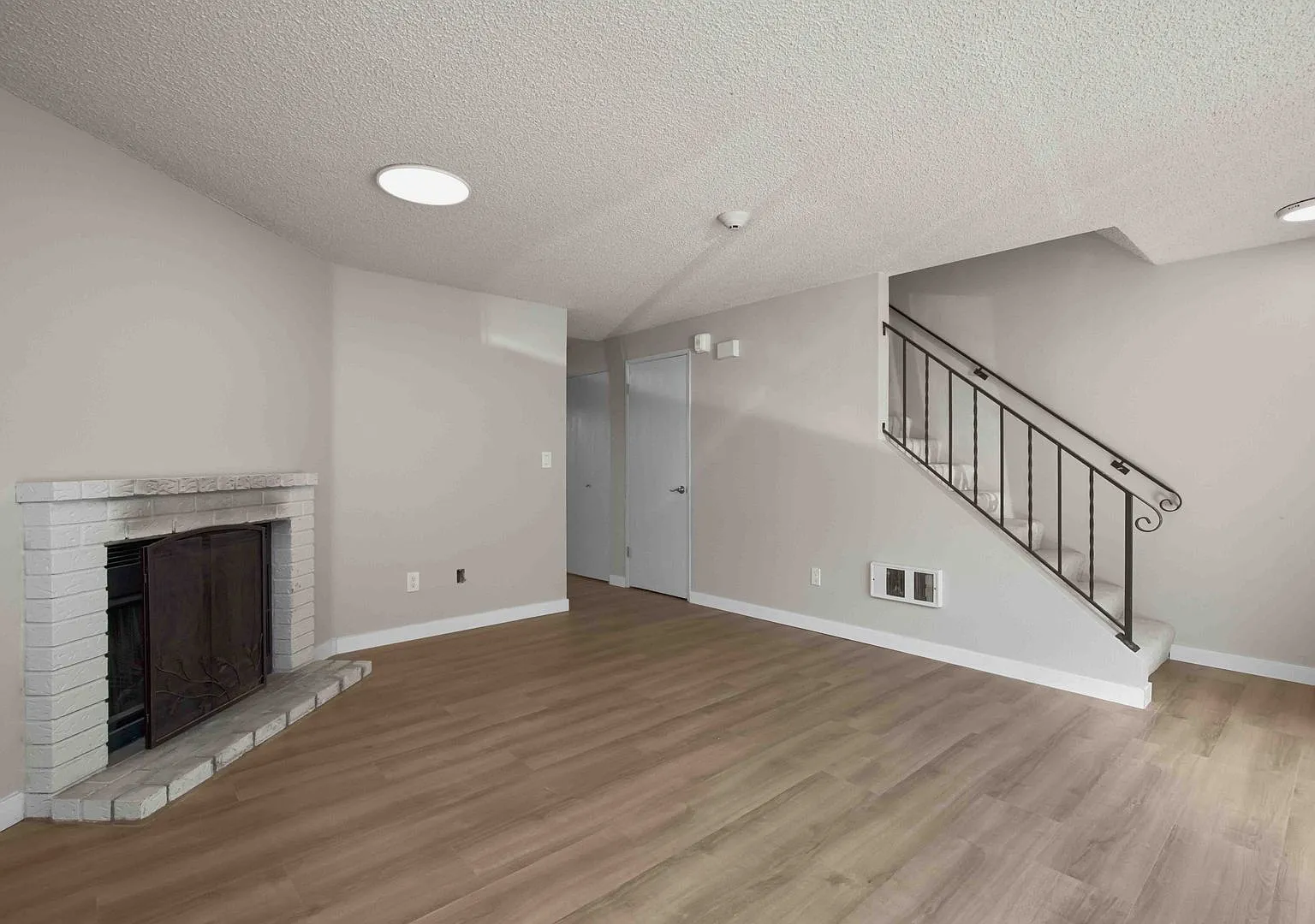 2-Bedroom Condo in Lynnwood — Photo 3
