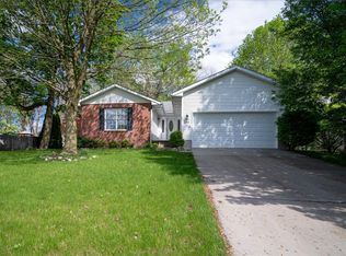 2512 Timber View Dr, Bloomington, IL 61701