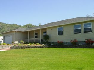 318 Village Ln, Grants Pass, OR 97527