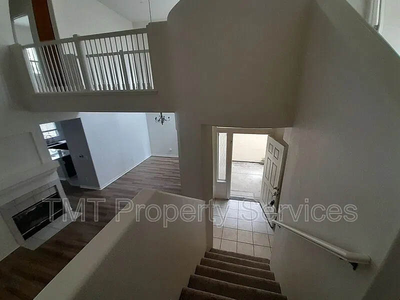 3 bed, 2.5 bath, 1896 sqft, $3,200 — Photo 3