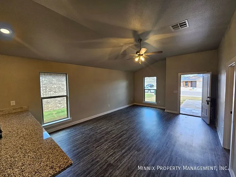 2622 Tiffin Ave — Photo 6