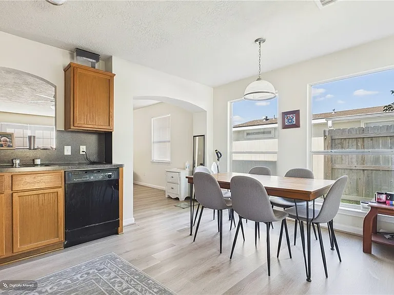 513 Camp Ct N — Photo 4