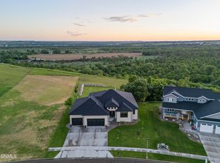 2917 Powder Ridge Dr, Bismarck, ND 58503