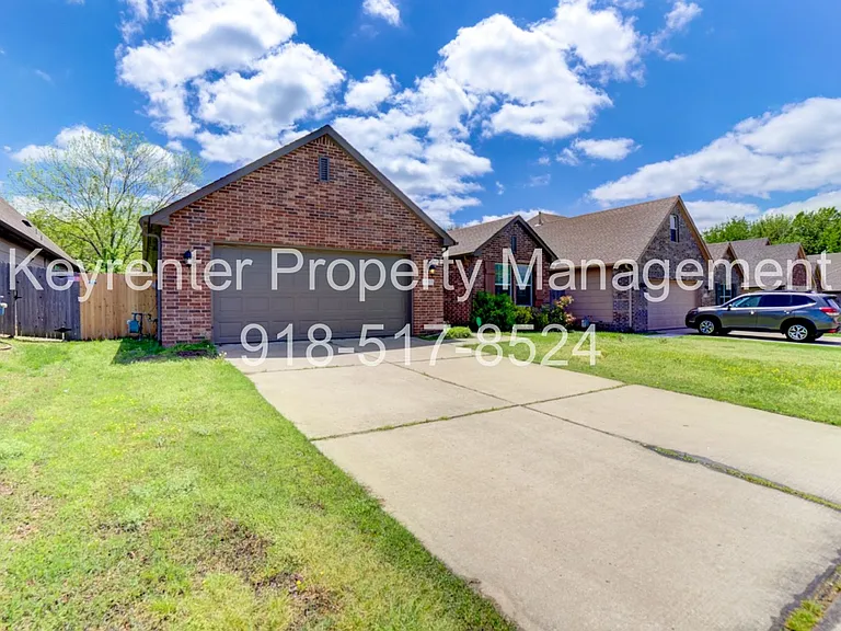 1911 W Canton Pl — Photo 5