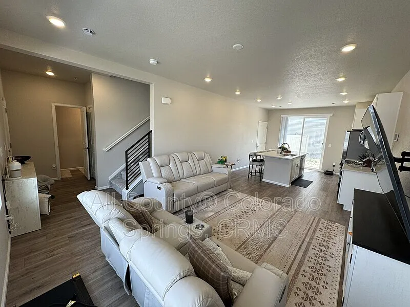 3 bed, 2.5 bath, 2026 sqft, $2,595 — Photo 2