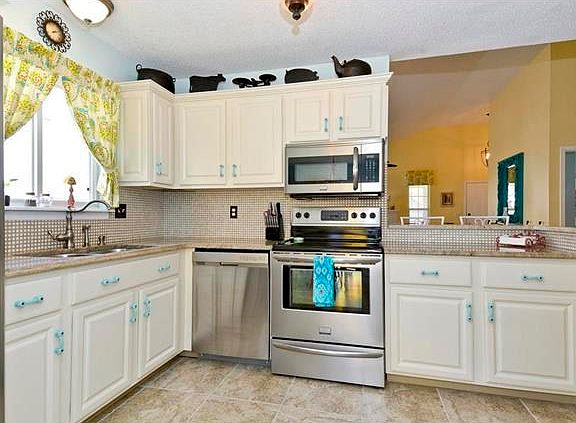 Enjoy cooking in this great space.