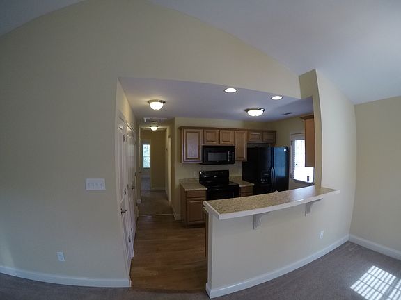 4th image of 210 N Oak Ave