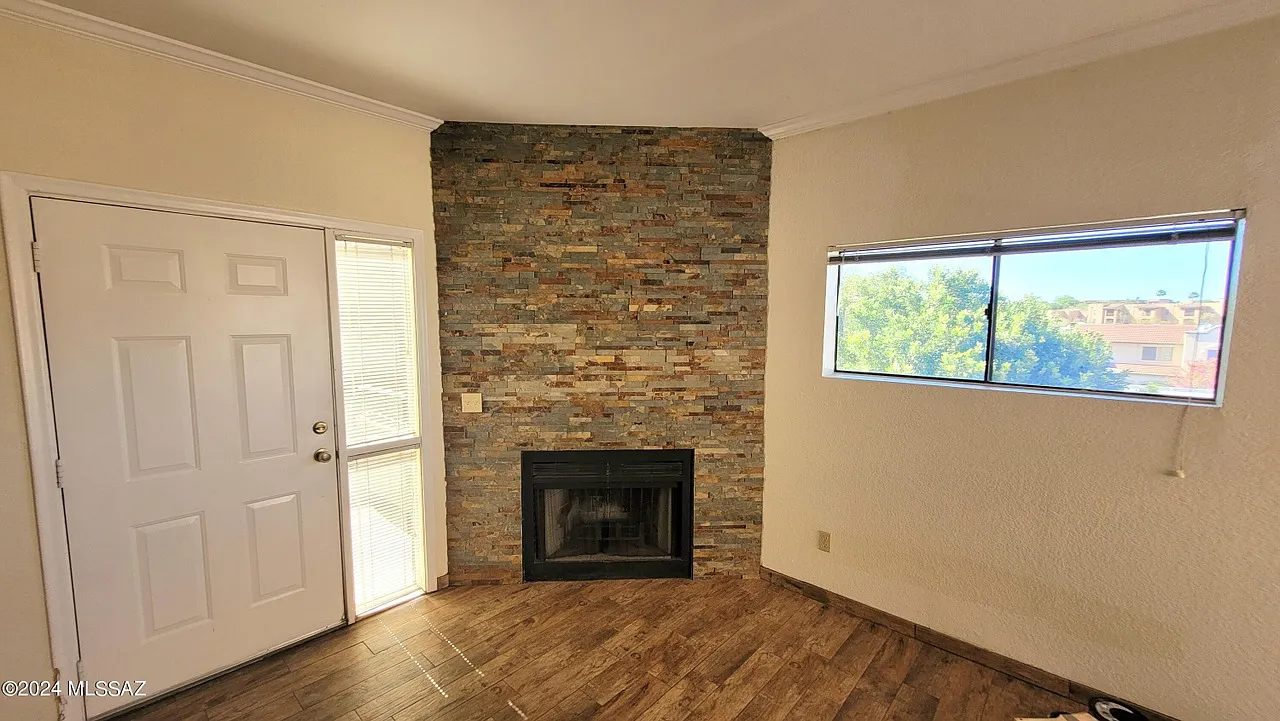 1 bed, 706 sqft, $999 — Photo 2